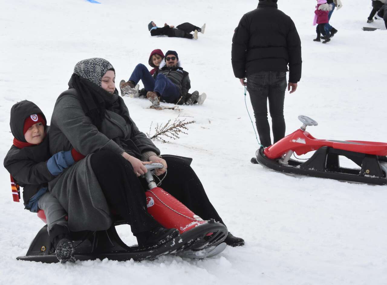 Konya’nın kayak merkezinde hafta sonu yoğunluğu 5